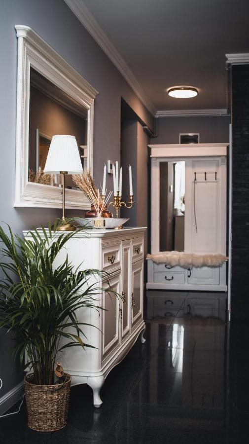 Apartment Velvet Vogue *
